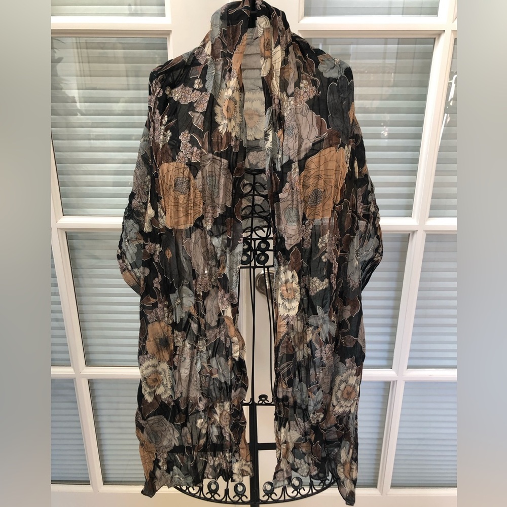🧣Black Floral Scarf.